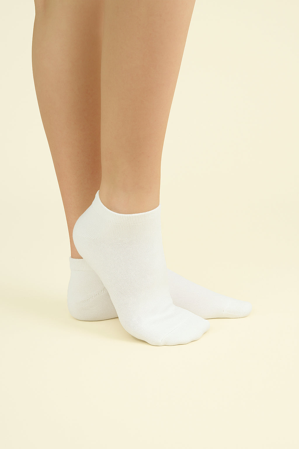 Niedrige weiße nahtlose Socken aus Bambus